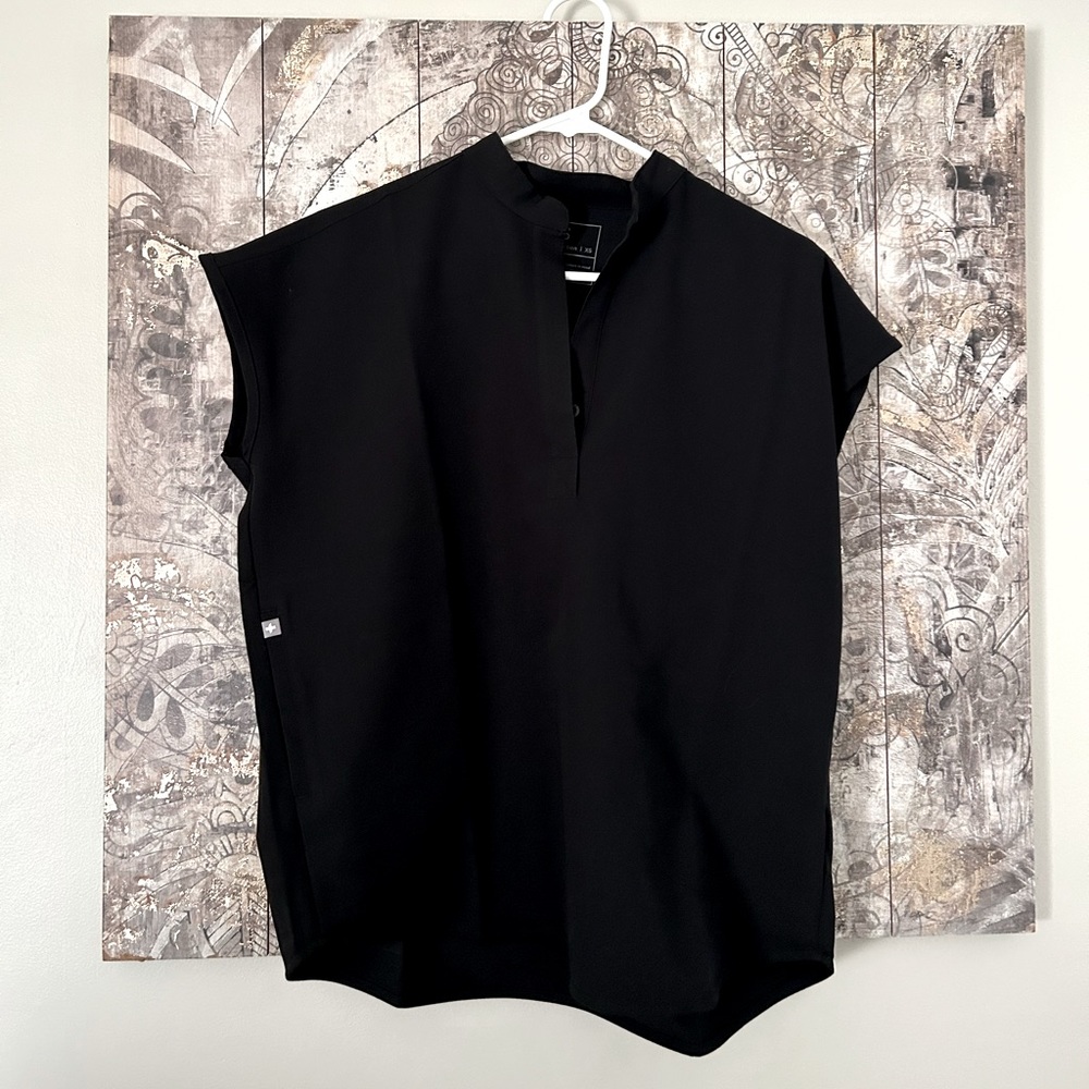 Figs Women’s Rafaela Oversized scrub top size XS in Black